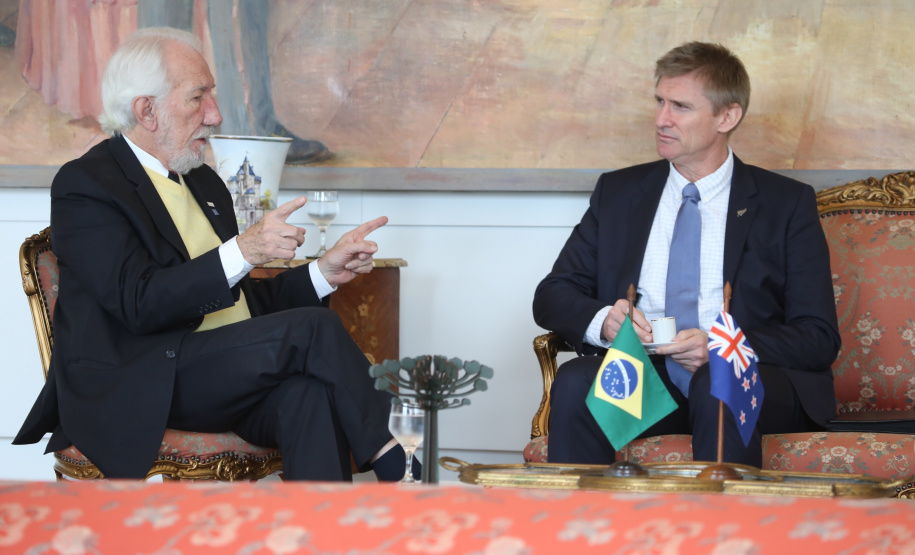 O vice-governador Darci Piana recebeu nesta quarta-feira (14), no Palácio Iguaçu, o embaixador da Nova Zelândia, Chris Langley, e reafirmou o interesse do Paraná em desenvolver projetos de cooperação nas áreas da agricultura, educação e turismo. Piana também apresentou os projetos estruturantes do Estado na área da infraestrutura, que envolvem melhorias em rodovias, ferrovias, portos e aeroportos.Foto: José Fernando Ogura/AEN