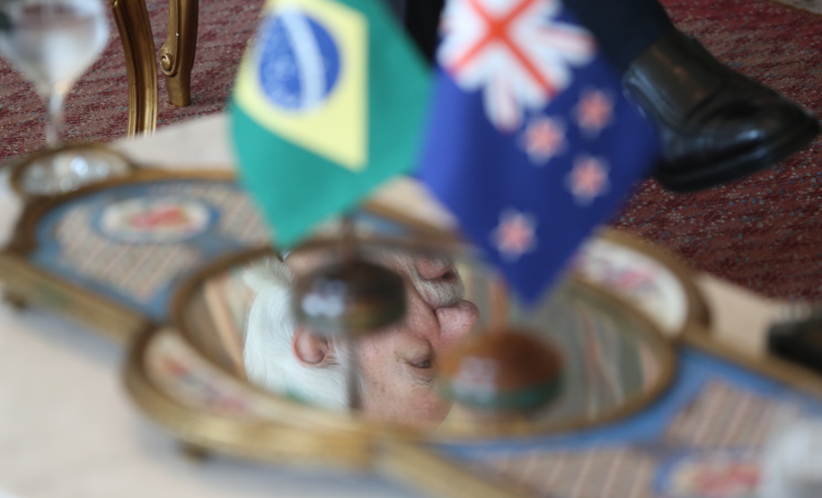 O vice-governador Darci Piana recebeu nesta quarta-feira (14), no Palácio Iguaçu, o embaixador da Nova Zelândia, Chris Langley, e reafirmou o interesse do Paraná em desenvolver projetos de cooperação nas áreas da agricultura, educação e turismo. Piana também apresentou os projetos estruturantes do Estado na área da infraestrutura, que envolvem melhorias em rodovias, ferrovias, portos e aeroportos.Foto: José Fernando Ogura/AEN