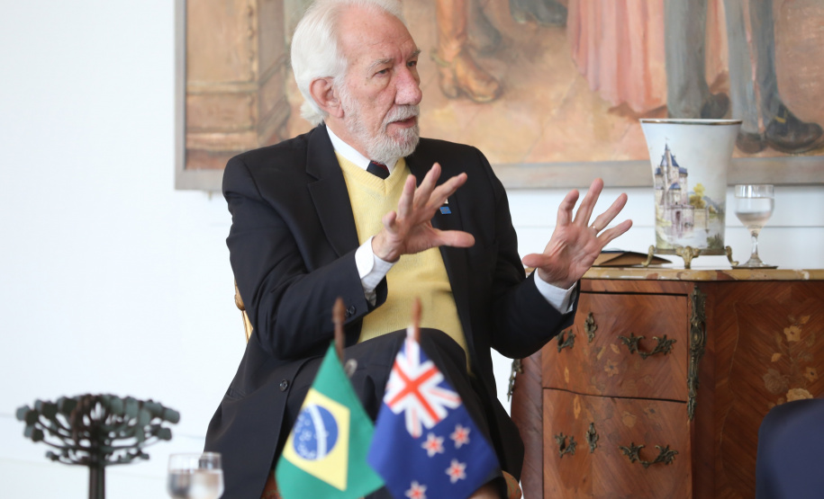 O vice-governador Darci Piana recebeu nesta quarta-feira (14), no Palácio Iguaçu, o embaixador da Nova Zelândia, Chris Langley, e reafirmou o interesse do Paraná em desenvolver projetos de cooperação nas áreas da agricultura, educação e turismo. Piana também apresentou os projetos estruturantes do Estado na área da infraestrutura, que envolvem melhorias em rodovias, ferrovias, portos e aeroportos.Foto: José Fernando Ogura/AEN