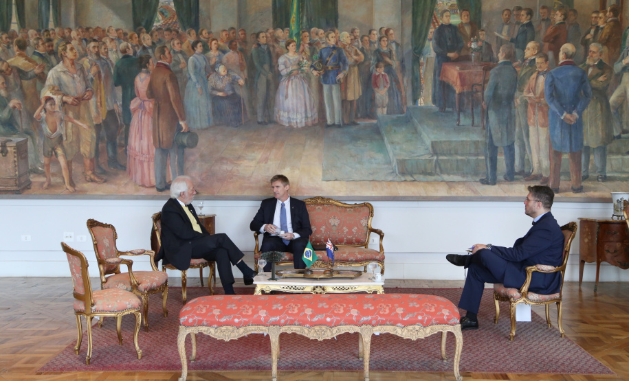 O vice-governador Darci Piana recebeu nesta quarta-feira (14), no Palácio Iguaçu, o embaixador da Nova Zelândia, Chris Langley, e reafirmou o interesse do Paraná em desenvolver projetos de cooperação nas áreas da agricultura, educação e turismo. Piana também apresentou os projetos estruturantes do Estado na área da infraestrutura, que envolvem melhorias em rodovias, ferrovias, portos e aeroportos.Foto: José Fernando Ogura/AEN