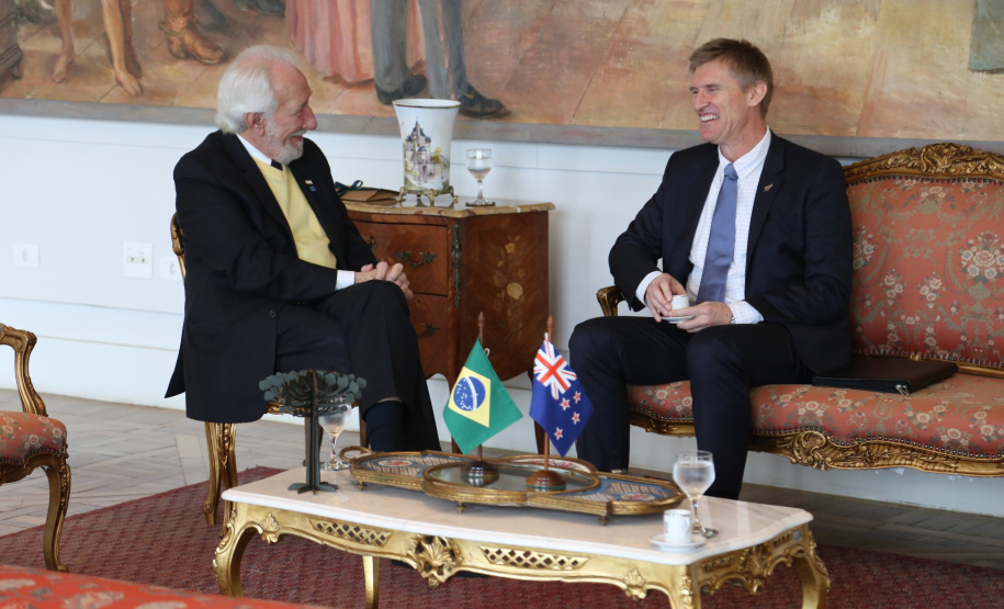 O vice-governador Darci Piana recebeu nesta quarta-feira (14), no Palácio Iguaçu, o embaixador da Nova Zelândia, Chris Langley, e reafirmou o interesse do Paraná em desenvolver projetos de cooperação nas áreas da agricultura, educação e turismo. Piana também apresentou os projetos estruturantes do Estado na área da infraestrutura, que envolvem melhorias em rodovias, ferrovias, portos e aeroportos.Foto: José Fernando Ogura/AEN