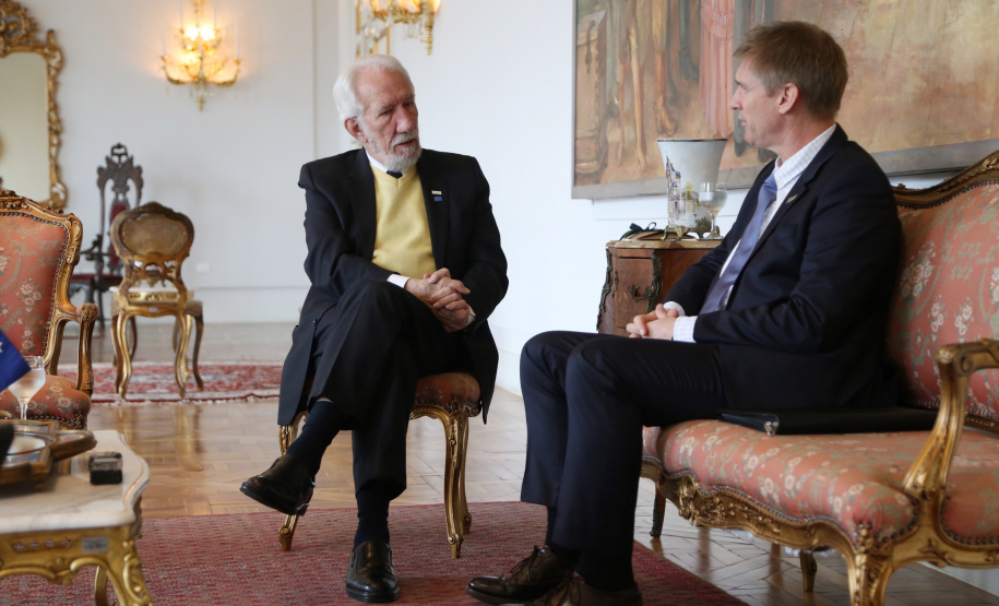 O vice-governador Darci Piana recebeu nesta quarta-feira (14), no Palácio Iguaçu, o embaixador da Nova Zelândia, Chris Langley, e reafirmou o interesse do Paraná em desenvolver projetos de cooperação nas áreas da agricultura, educação e turismo. Piana também apresentou os projetos estruturantes do Estado na área da infraestrutura, que envolvem melhorias em rodovias, ferrovias, portos e aeroportos.Foto: José Fernando Ogura/AEN