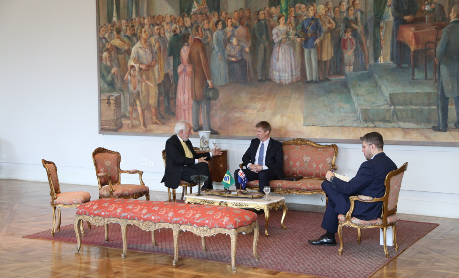 O vice-governador Darci Piana recebeu nesta quarta-feira (14), no Palácio Iguaçu, o embaixador da Nova Zelândia, Chris Langley, e reafirmou o interesse do Paraná em desenvolver projetos de cooperação nas áreas da agricultura, educação e turismo. Piana também apresentou os projetos estruturantes do Estado na área da infraestrutura, que envolvem melhorias em rodovias, ferrovias, portos e aeroportos.Foto: José Fernando Ogura/AEN