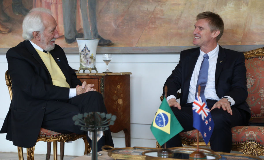 O vice-governador Darci Piana recebeu nesta quarta-feira (14), no Palácio Iguaçu, o embaixador da Nova Zelândia, Chris Langley, e reafirmou o interesse do Paraná em desenvolver projetos de cooperação nas áreas da agricultura, educação e turismo. Piana também apresentou os projetos estruturantes do Estado na área da infraestrutura, que envolvem melhorias em rodovias, ferrovias, portos e aeroportos.Foto: José Fernando Ogura/AEN