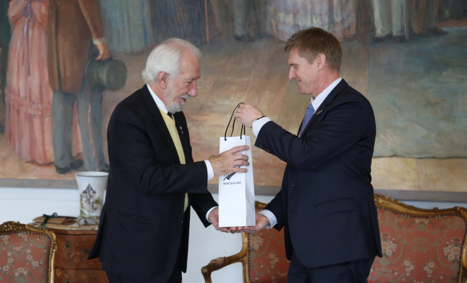 O vice-governador Darci Piana recebeu nesta quarta-feira (14), no Palácio Iguaçu, o embaixador da Nova Zelândia, Chris Langley, e reafirmou o interesse do Paraná em desenvolver projetos de cooperação nas áreas da agricultura, educação e turismo. Piana também apresentou os projetos estruturantes do Estado na área da infraestrutura, que envolvem melhorias em rodovias, ferrovias, portos e aeroportos.Foto: José Fernando Ogura/AEN