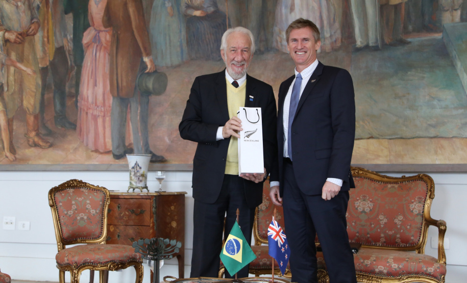 O vice-governador Darci Piana recebeu nesta quarta-feira (14), no Palácio Iguaçu, o embaixador da Nova Zelândia, Chris Langley, e reafirmou o interesse do Paraná em desenvolver projetos de cooperação nas áreas da agricultura, educação e turismo. Piana também apresentou os projetos estruturantes do Estado na área da infraestrutura, que envolvem melhorias em rodovias, ferrovias, portos e aeroportos.Foto: José Fernando Ogura/AEN