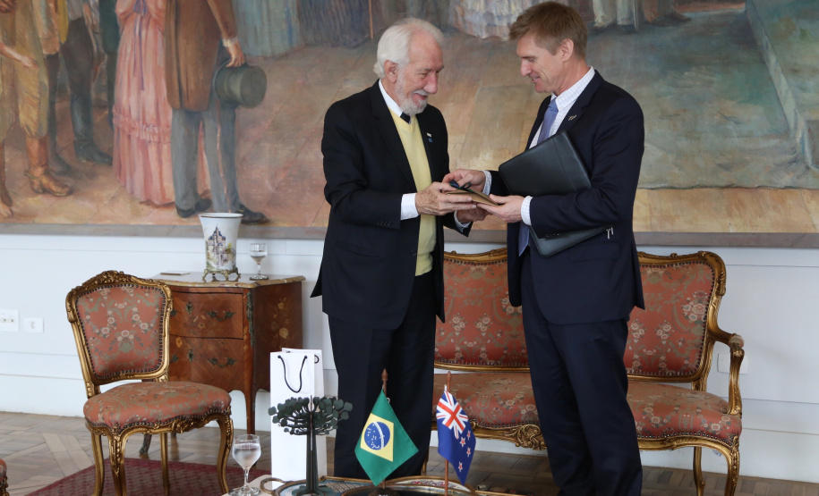 O vice-governador Darci Piana recebeu nesta quarta-feira (14), no Palácio Iguaçu, o embaixador da Nova Zelândia, Chris Langley, e reafirmou o interesse do Paraná em desenvolver projetos de cooperação nas áreas da agricultura, educação e turismo. Piana também apresentou os projetos estruturantes do Estado na área da infraestrutura, que envolvem melhorias em rodovias, ferrovias, portos e aeroportos.Foto: José Fernando Ogura/AEN