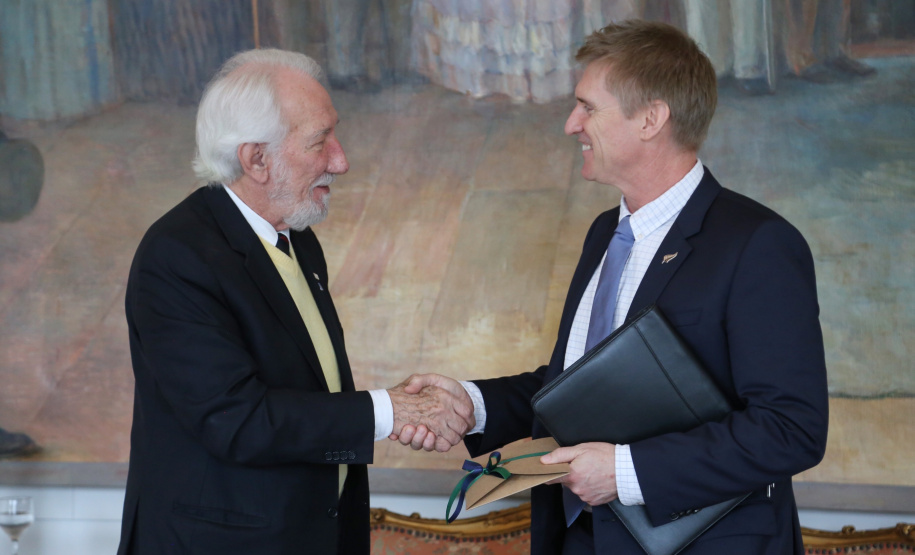 O vice-governador Darci Piana recebeu nesta quarta-feira (14), no Palácio Iguaçu, o embaixador da Nova Zelândia, Chris Langley, e reafirmou o interesse do Paraná em desenvolver projetos de cooperação nas áreas da agricultura, educação e turismo. Piana também apresentou os projetos estruturantes do Estado na área da infraestrutura, que envolvem melhorias em rodovias, ferrovias, portos e aeroportos.Foto: José Fernando Ogura/AEN