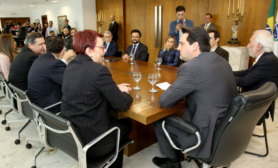 O Governo do Estado e a Microsoft Brasil firmaram nesta quarta-feira (14), protocolo de intenções para colaboração mútua em ações nas áreas da educação, qualificação, inovação e empreendedorismo. O documento foi assinado pelo governador Carlos Massa Ratinho Junior e a presidente da Microsoft Brasil, Tânia Conte Cosentino.