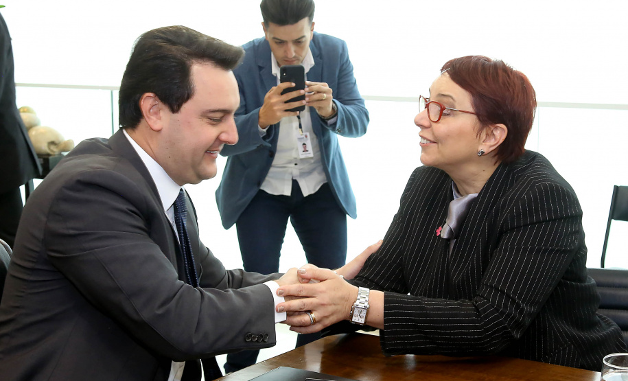 O Governo do Estado e a Microsoft Brasil firmaram nesta quarta-feira (14), protocolo de intenções para colaboração mútua em ações nas áreas da educação, qualificação, inovação e empreendedorismo. O documento foi assinado pelo governador Carlos Massa Ratinho Junior e a presidente da Microsoft Brasil, Tânia Conte Cosentino.