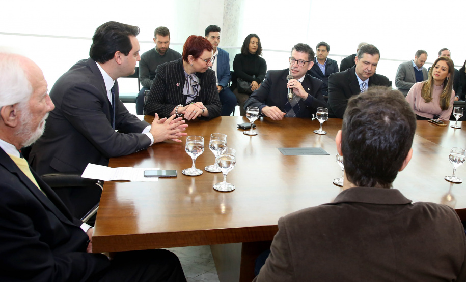 O Governo do Estado e a Microsoft Brasil firmaram nesta quarta-feira (14), protocolo de intenções para colaboração mútua em ações nas áreas da educação, qualificação, inovação e empreendedorismo. O documento foi assinado pelo governador Carlos Massa Ratinho Junior e a presidente da Microsoft Brasil, Tânia Conte Cosentino.