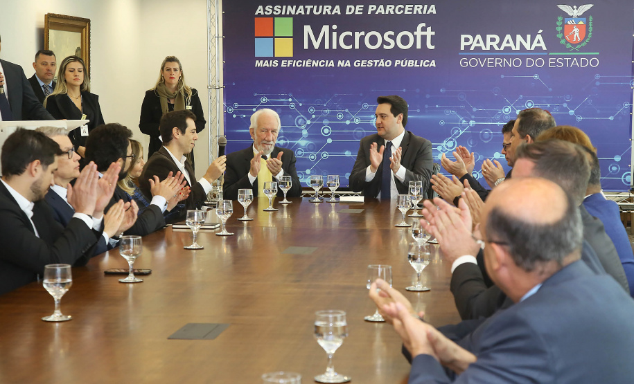 O Governo do Estado e a Microsoft Brasil firmaram nesta quarta-feira (14), protocolo de intenções para colaboração mútua em ações nas áreas da educação, qualificação, inovação e empreendedorismo. O documento foi assinado pelo governador Carlos Massa Ratinho Junior e a presidente da Microsoft Brasil, Tânia Conte Cosentino.