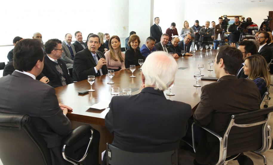 O Governo do Estado e a Microsoft Brasil firmaram nesta quarta-feira (14), protocolo de intenções para colaboração mútua em ações nas áreas da educação, qualificação, inovação e empreendedorismo. O documento foi assinado pelo governador Carlos Massa Ratinho Junior e a presidente da Microsoft Brasil, Tânia Conte Cosentino.