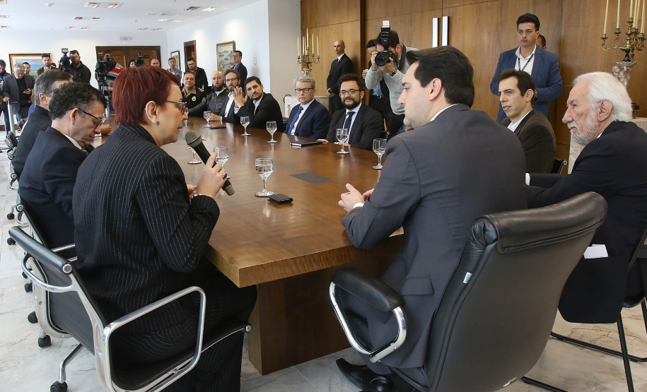 O Governo do Estado e a Microsoft Brasil firmaram nesta quarta-feira (14), protocolo de intenções para colaboração mútua em ações nas áreas da educação, qualificação, inovação e empreendedorismo. O documento foi assinado pelo governador Carlos Massa Ratinho Junior e a presidente da Microsoft Brasil, Tânia Conte Cosentino.