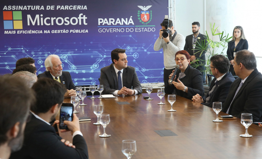 O Governo do Estado e a Microsoft Brasil firmaram nesta quarta-feira (14), protocolo de intenções para colaboração mútua em ações nas áreas da educação, qualificação, inovação e empreendedorismo. O documento foi assinado pelo governador Carlos Massa Ratinho Junior e a presidente da Microsoft Brasil, Tânia Conte Cosentino.