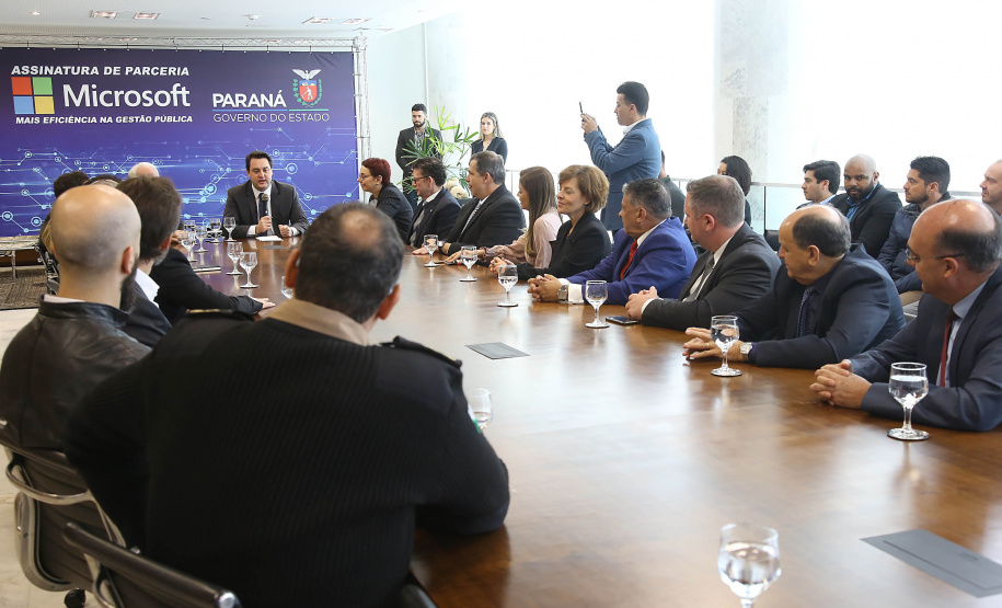 O Governo do Estado e a Microsoft Brasil firmaram nesta quarta-feira (14), protocolo de intenções para colaboração mútua em ações nas áreas da educação, qualificação, inovação e empreendedorismo. O documento foi assinado pelo governador Carlos Massa Ratinho Junior e a presidente da Microsoft Brasil, Tânia Conte Cosentino.