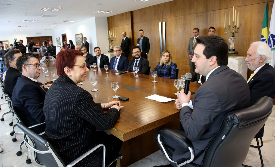 O Governo do Estado e a Microsoft Brasil firmaram nesta quarta-feira (14), protocolo de intenções para colaboração mútua em ações nas áreas da educação, qualificação, inovação e empreendedorismo. O documento foi assinado pelo governador Carlos Massa Ratinho Junior e a presidente da Microsoft Brasil, Tânia Conte Cosentino.