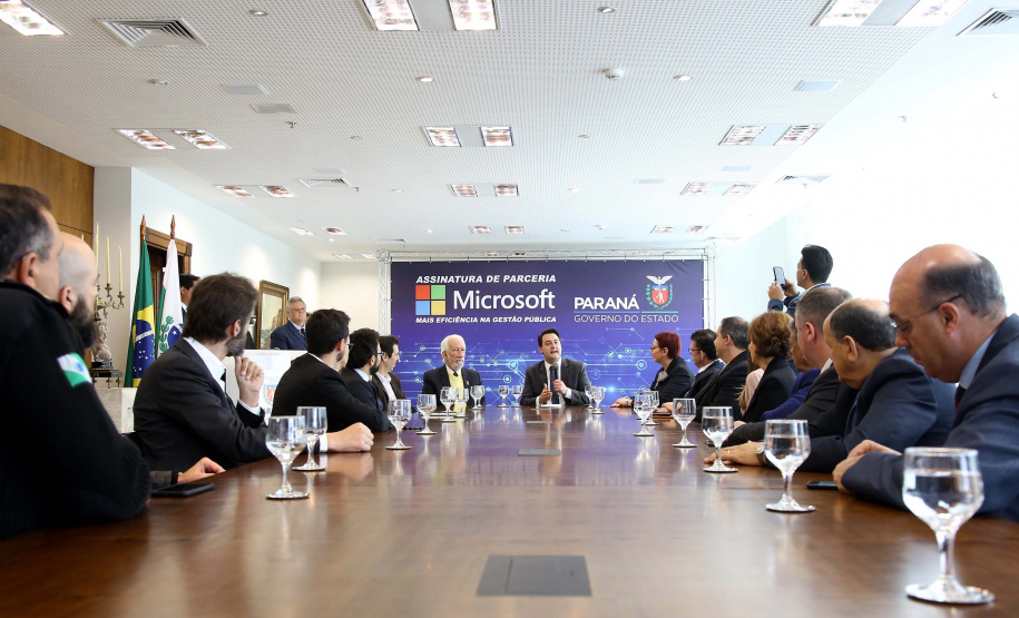 O Governo do Estado e a Microsoft Brasil firmaram nesta quarta-feira (14), protocolo de intenções para colaboração mútua em ações nas áreas da educação, qualificação, inovação e empreendedorismo. O documento foi assinado pelo governador Carlos Massa Ratinho Junior e a presidente da Microsoft Brasil, Tânia Conte Cosentino.