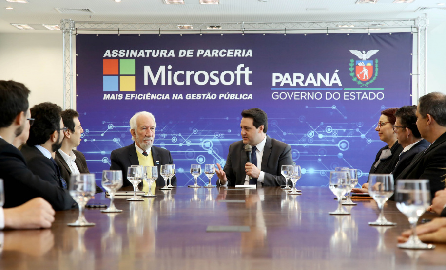 O Governo do Estado e a Microsoft Brasil firmaram nesta quarta-feira (14), protocolo de intenções para colaboração mútua em ações nas áreas da educação, qualificação, inovação e empreendedorismo. O documento foi assinado pelo governador Carlos Massa Ratinho Junior e a presidente da Microsoft Brasil, Tânia Conte Cosentino.