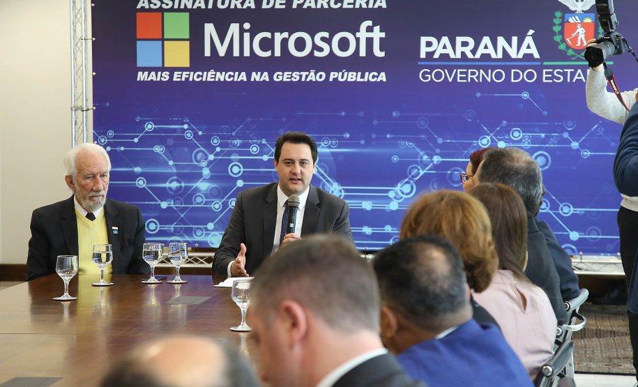 O Governo do Estado e a Microsoft Brasil firmaram nesta quarta-feira (14), protocolo de intenções para colaboração mútua em ações nas áreas da educação, qualificação, inovação e empreendedorismo. O documento foi assinado pelo governador Carlos Massa Ratinho Junior e a presidente da Microsoft Brasil, Tânia Conte Cosentino.