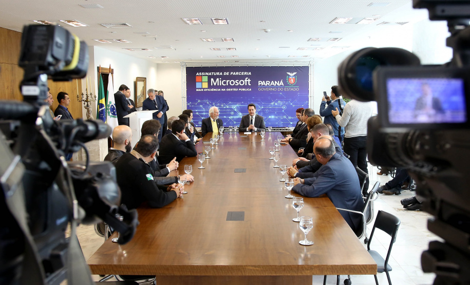 O Governo do Estado e a Microsoft Brasil firmaram nesta quarta-feira (14), protocolo de intenções para colaboração mútua em ações nas áreas da educação, qualificação, inovação e empreendedorismo. O documento foi assinado pelo governador Carlos Massa Ratinho Junior e a presidente da Microsoft Brasil, Tânia Conte Cosentino.