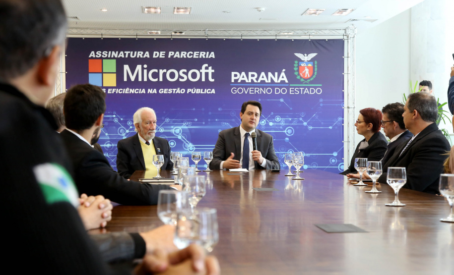 O Governo do Estado e a Microsoft Brasil firmaram nesta quarta-feira (14), protocolo de intenções para colaboração mútua em ações nas áreas da educação, qualificação, inovação e empreendedorismo. O documento foi assinado pelo governador Carlos Massa Ratinho Junior e a presidente da Microsoft Brasil, Tânia Conte Cosentino.
