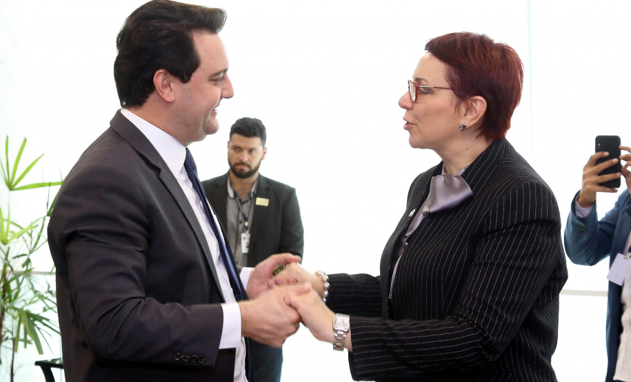 O Governo do Estado e a Microsoft Brasil firmaram nesta quarta-feira (14), protocolo de intenções para colaboração mútua em ações nas áreas da educação, qualificação, inovação e empreendedorismo. O documento foi assinado pelo governador Carlos Massa Ratinho Junior e a presidente da Microsoft Brasil, Tânia Conte Cosentino.