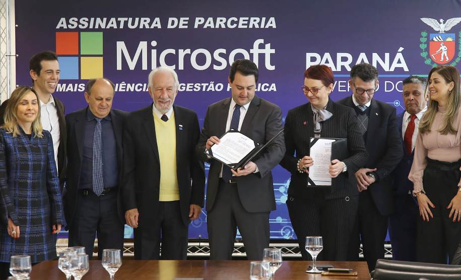 O Governo do Estado e a Microsoft Brasil firmaram nesta quarta-feira (14), protocolo de intenções para colaboração mútua em ações nas áreas da educação, qualificação, inovação e empreendedorismo. O documento foi assinado pelo governador Carlos Massa Ratinho Junior e a presidente da Microsoft Brasil, Tânia Conte Cosentino.