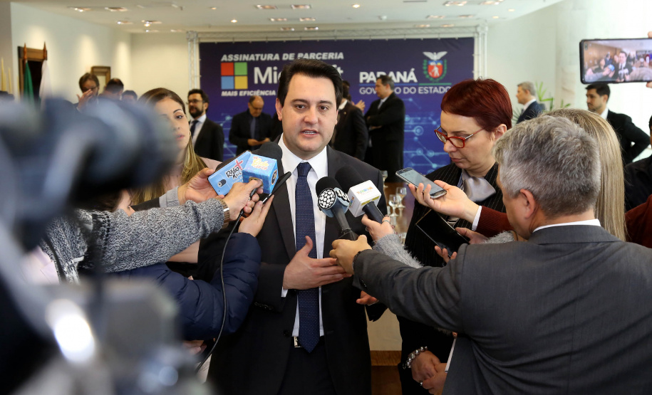 O Governo do Estado e a Microsoft Brasil firmaram nesta quarta-feira (14), protocolo de intenções para colaboração mútua em ações nas áreas da educação, qualificação, inovação e empreendedorismo. O documento foi assinado pelo governador Carlos Massa Ratinho Junior e a presidente da Microsoft Brasil, Tânia Conte Cosentino.