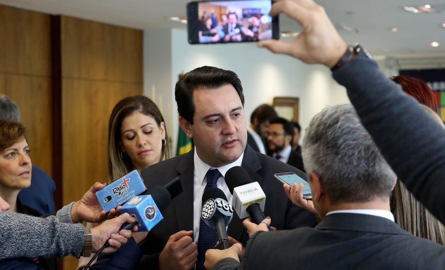 O Governo do Estado e a Microsoft Brasil firmaram nesta quarta-feira (14), protocolo de intenções para colaboração mútua em ações nas áreas da educação, qualificação, inovação e empreendedorismo. O documento foi assinado pelo governador Carlos Massa Ratinho Junior e a presidente da Microsoft Brasil, Tânia Conte Cosentino.