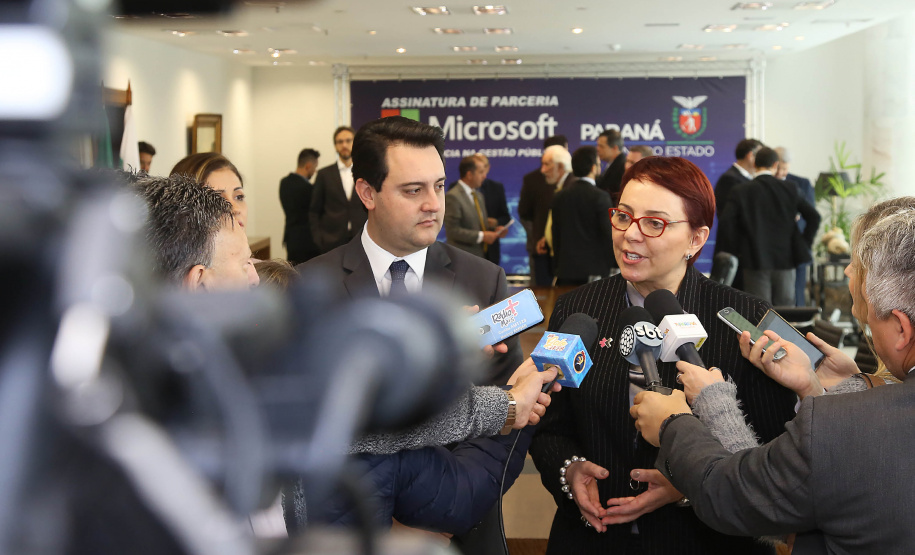O Governo do Estado e a Microsoft Brasil firmaram nesta quarta-feira (14), protocolo de intenções para colaboração mútua em ações nas áreas da educação, qualificação, inovação e empreendedorismo. O documento foi assinado pelo governador Carlos Massa Ratinho Junior e a presidente da Microsoft Brasil, Tânia Conte Cosentino.