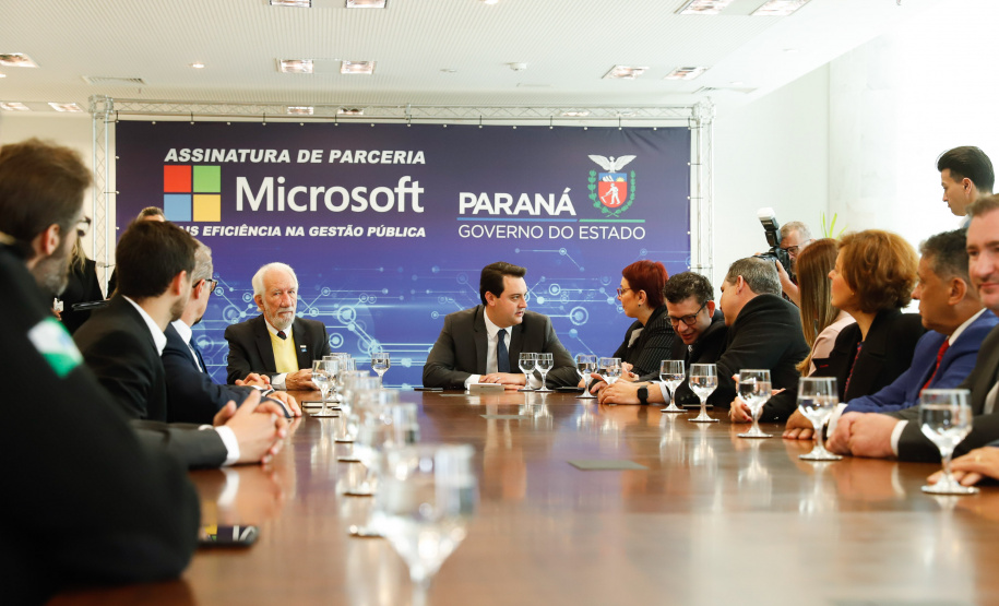 O Paraná é o primeiro Estado do Brasil a fechar um convênio com a Microsoft com o objetivo de fomentar a educação, qualificação, inovação e empreendedorismo. O protocolo de intenção foi assinado pelo governador Carlos Massa Ratinho Junior e a presidente da Microsoft Brasil, Tânia Cosentino, nesta quarta-feira (14), em solenidade no Palácio Iguaçu.