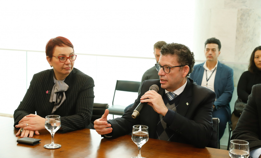 O Paraná é o primeiro Estado do Brasil a fechar um convênio com a Microsoft com o objetivo de fomentar a educação, qualificação, inovação e empreendedorismo. O protocolo de intenção foi assinado pelo governador Carlos Massa Ratinho Junior e a presidente da Microsoft Brasil, Tânia Cosentino, nesta quarta-feira (14), em solenidade no Palácio Iguaçu.