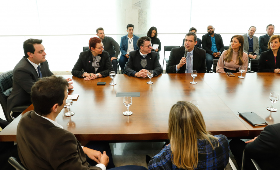 O Paraná é o primeiro Estado do Brasil a fechar um convênio com a Microsoft com o objetivo de fomentar a educação, qualificação, inovação e empreendedorismo. O protocolo de intenção foi assinado pelo governador Carlos Massa Ratinho Junior e a presidente da Microsoft Brasil, Tânia Cosentino, nesta quarta-feira (14), em solenidade no Palácio Iguaçu.