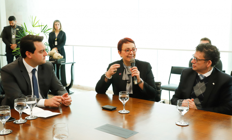 O Paraná é o primeiro Estado do Brasil a fechar um convênio com a Microsoft com o objetivo de fomentar a educação, qualificação, inovação e empreendedorismo. O protocolo de intenção foi assinado pelo governador Carlos Massa Ratinho Junior e a presidente da Microsoft Brasil, Tânia Cosentino, nesta quarta-feira (14), em solenidade no Palácio Iguaçu.