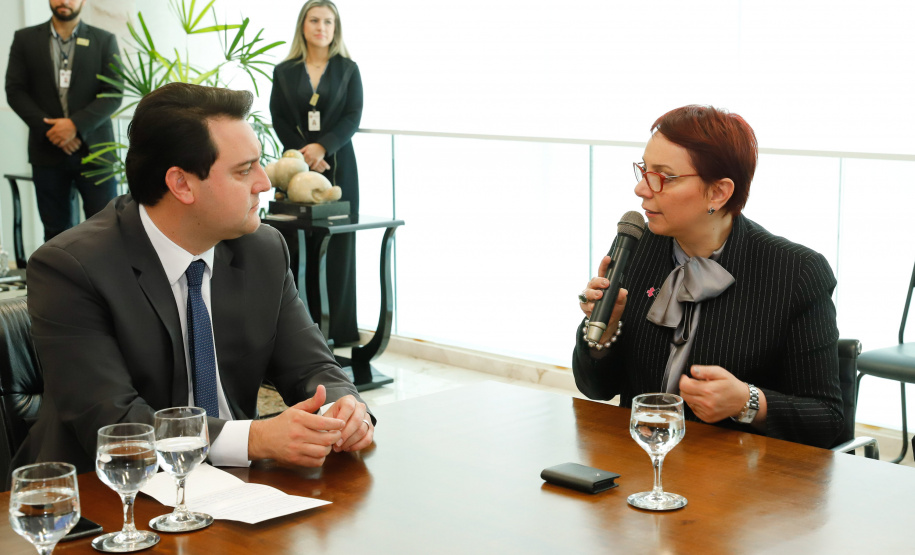 O Paraná é o primeiro Estado do Brasil a fechar um convênio com a Microsoft com o objetivo de fomentar a educação, qualificação, inovação e empreendedorismo. O protocolo de intenção foi assinado pelo governador Carlos Massa Ratinho Junior e a presidente da Microsoft Brasil, Tânia Cosentino, nesta quarta-feira (14), em solenidade no Palácio Iguaçu.