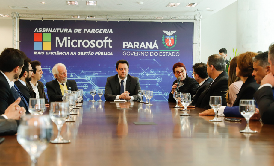 O Paraná é o primeiro Estado do Brasil a fechar um convênio com a Microsoft com o objetivo de fomentar a educação, qualificação, inovação e empreendedorismo. O protocolo de intenção foi assinado pelo governador Carlos Massa Ratinho Junior e a presidente da Microsoft Brasil, Tânia Cosentino, nesta quarta-feira (14), em solenidade no Palácio Iguaçu.