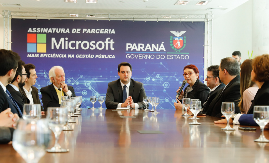 O Paraná é o primeiro Estado do Brasil a fechar um convênio com a Microsoft com o objetivo de fomentar a educação, qualificação, inovação e empreendedorismo. O protocolo de intenção foi assinado pelo governador Carlos Massa Ratinho Junior e a presidente da Microsoft Brasil, Tânia Cosentino, nesta quarta-feira (14), em solenidade no Palácio Iguaçu.