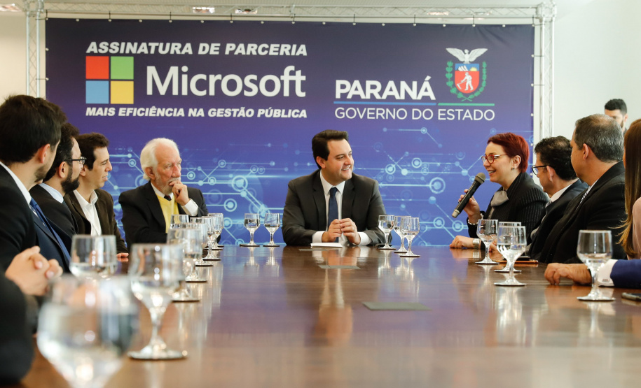 O Paraná é o primeiro Estado do Brasil a fechar um convênio com a Microsoft com o objetivo de fomentar a educação, qualificação, inovação e empreendedorismo. O protocolo de intenção foi assinado pelo governador Carlos Massa Ratinho Junior e a presidente da Microsoft Brasil, Tânia Cosentino, nesta quarta-feira (14), em solenidade no Palácio Iguaçu.