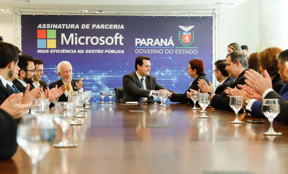 O Paraná é o primeiro Estado do Brasil a fechar um convênio com a Microsoft com o objetivo de fomentar a educação, qualificação, inovação e empreendedorismo. O protocolo de intenção foi assinado pelo governador Carlos Massa Ratinho Junior e a presidente da Microsoft Brasil, Tânia Cosentino, nesta quarta-feira (14), em solenidade no Palácio Iguaçu.