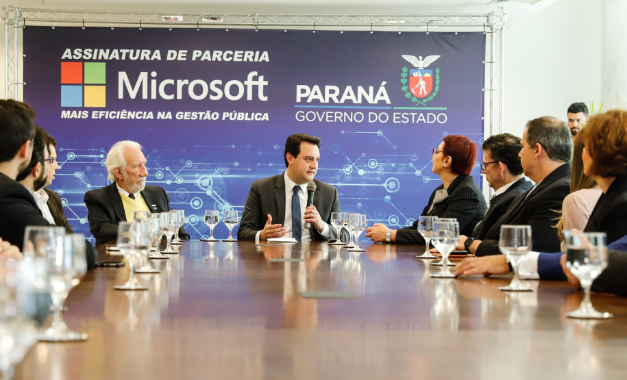 O Paraná é o primeiro Estado do Brasil a fechar um convênio com a Microsoft com o objetivo de fomentar a educação, qualificação, inovação e empreendedorismo. O protocolo de intenção foi assinado pelo governador Carlos Massa Ratinho Junior e a presidente da Microsoft Brasil, Tânia Cosentino, nesta quarta-feira (14), em solenidade no Palácio Iguaçu.