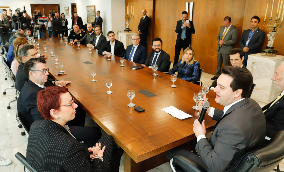 O Paraná é o primeiro Estado do Brasil a fechar um convênio com a Microsoft com o objetivo de fomentar a educação, qualificação, inovação e empreendedorismo. O protocolo de intenção foi assinado pelo governador Carlos Massa Ratinho Junior e a presidente da Microsoft Brasil, Tânia Cosentino, nesta quarta-feira (14), em solenidade no Palácio Iguaçu.