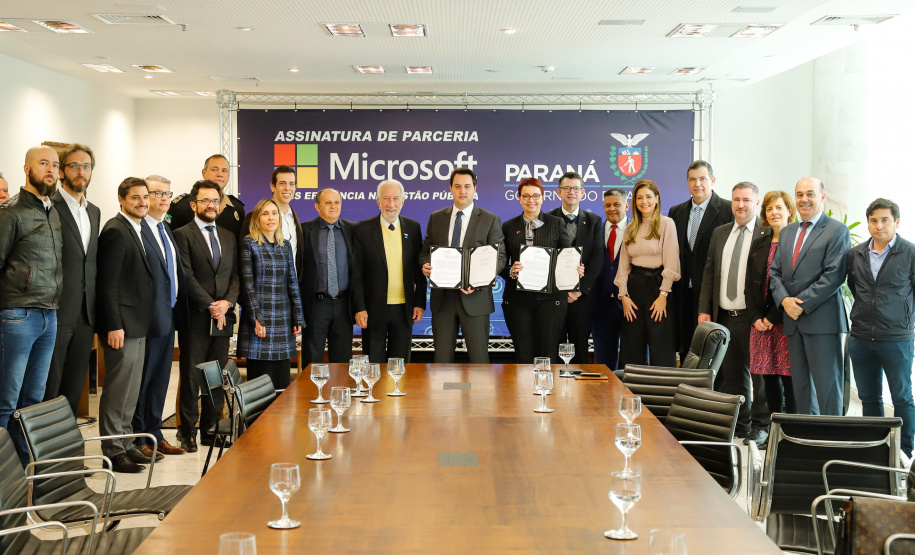 O Paraná é o primeiro Estado do Brasil a fechar um convênio com a Microsoft com o objetivo de fomentar a educação, qualificação, inovação e empreendedorismo. O protocolo de intenção foi assinado pelo governador Carlos Massa Ratinho Junior e a presidente da Microsoft Brasil, Tânia Cosentino, nesta quarta-feira (14), em solenidade no Palácio Iguaçu.