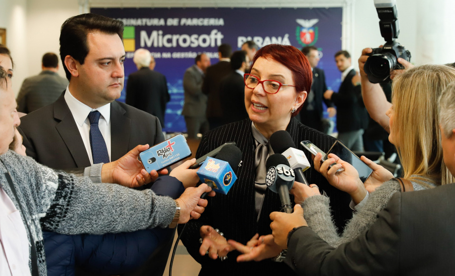 O Paraná é o primeiro Estado do Brasil a fechar um convênio com a Microsoft com o objetivo de fomentar a educação, qualificação, inovação e empreendedorismo. O protocolo de intenção foi assinado pelo governador Carlos Massa Ratinho Junior e a presidente da Microsoft Brasil, Tânia Cosentino, nesta quarta-feira (14), em solenidade no Palácio Iguaçu.