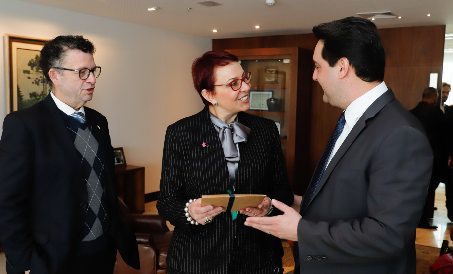 O Paraná é o primeiro Estado do Brasil a fechar um convênio com a Microsoft com o objetivo de fomentar a educação, qualificação, inovação e empreendedorismo. O protocolo de intenção foi assinado pelo governador Carlos Massa Ratinho Junior e a presidente da Microsoft Brasil, Tânia Cosentino, nesta quarta-feira (14), em solenidade no Palácio Iguaçu.