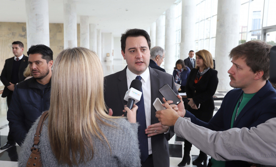 O governador Carlos Massa Ratinho Junior e o diretor do Detran, Cezar Kogut, autorizam repasse do Detran para municípios realizarem obras de sinalização nas cidades.Curitiba, 14-08-19Foto: Arnaldo Alves / ANPr.