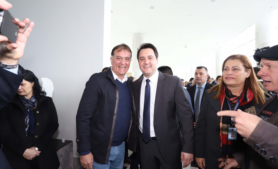 O governador Carlos Massa Ratinho Junior e o diretor do Detran, Cezar Kogut, autorizam repasse do Detran para municípios realizarem obras de sinalização nas cidades.Curitiba, 14-08-19Foto: Arnaldo Alves / ANPr.