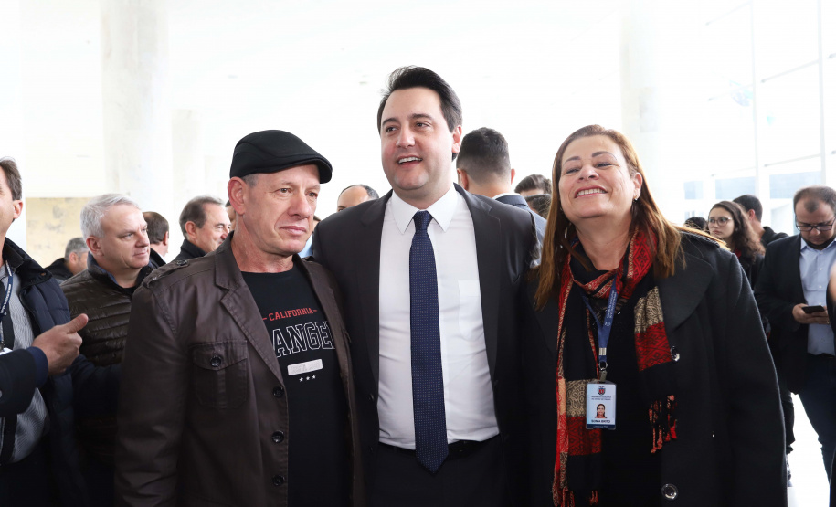 O governador Carlos Massa Ratinho Junior e o diretor do Detran, Cezar Kogut, autorizam repasse do Detran para municípios realizarem obras de sinalização nas cidades.Curitiba, 14-08-19Foto: Arnaldo Alves / ANPr.