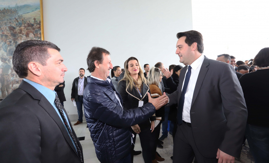 O governador Carlos Massa Ratinho Junior e o diretor do Detran, Cezar Kogut, autorizam repasse do Detran para municípios realizarem obras de sinalização nas cidades.Curitiba, 14-08-19Foto: Arnaldo Alves / ANPr.