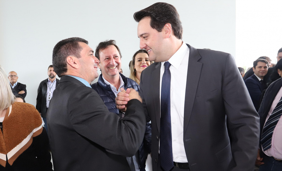 O governador Carlos Massa Ratinho Junior e o diretor do Detran, Cezar Kogut, autorizam repasse do Detran para municípios realizarem obras de sinalização nas cidades.Curitiba, 14-08-19Foto: Arnaldo Alves / ANPr.